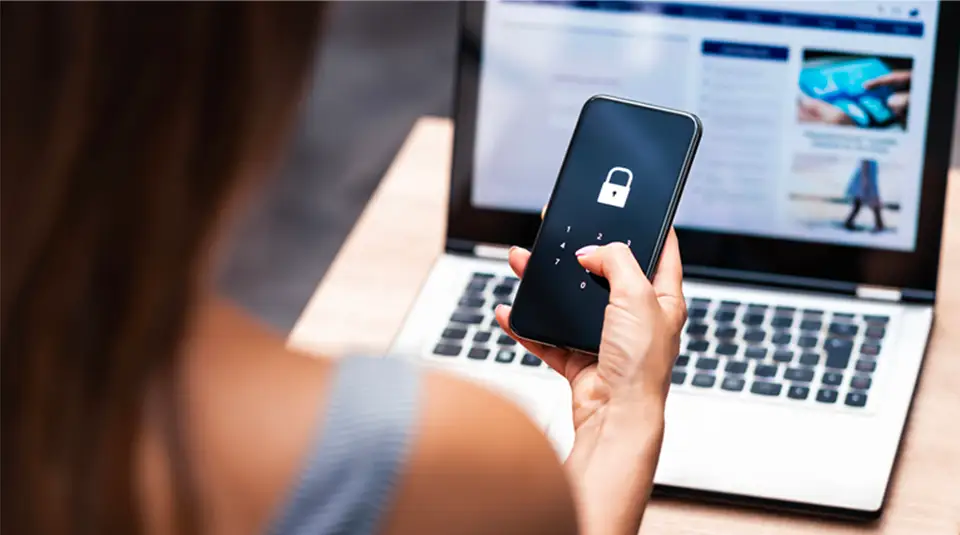 Protezione per pc, smartphone e server in azienda. Scopri TIM Protezione Dispositivi contro i rischi informatici.