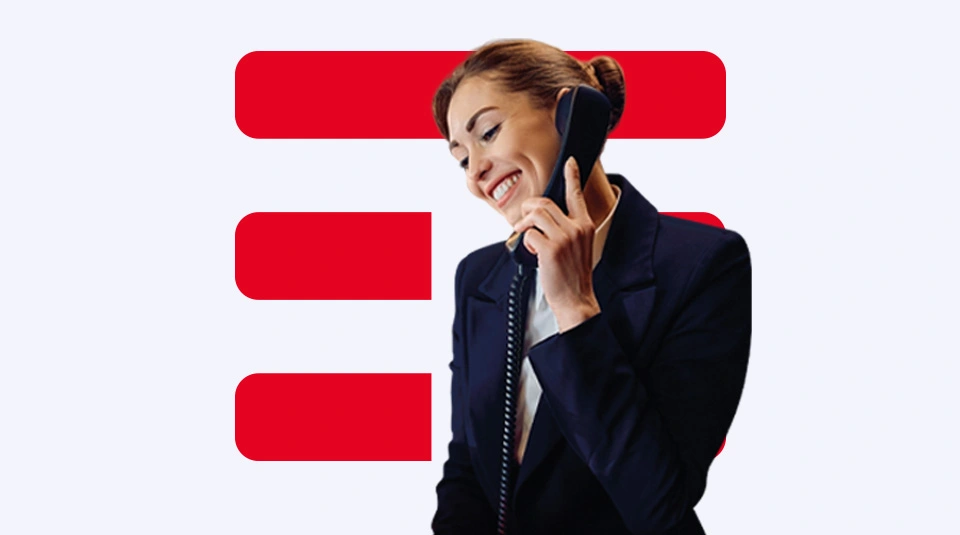 Donna tiene in mano la cornetta di un telefono fisso