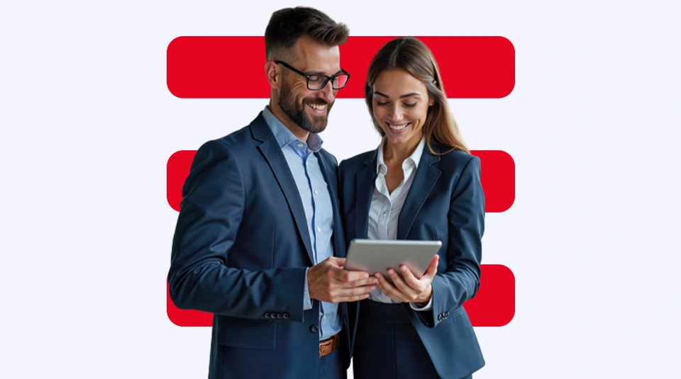 Colleghi di lavoro sorridono tenendo un tablet in mano