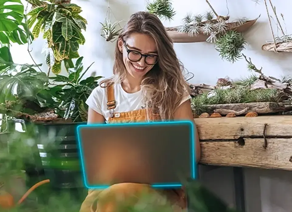 Ragazza imprenditrice al computer naviga su internet con TIM Premium Business ADSL per aziende con velocità fino a 20 Mega