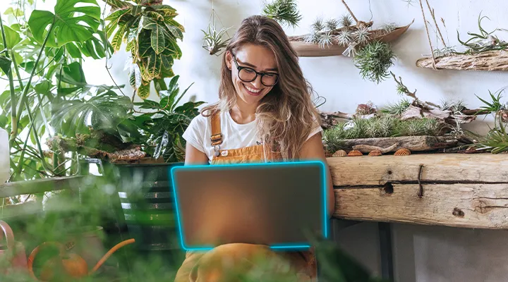 Ragazza davanti al pc portatile grazie alla rete FWA per aziende che porta internet in zone senza copertura con velocità fino a 100/50 Mbps