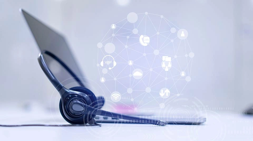 Cuffie da call center accanto a un laptop a simboleggiare le numerazioni a sovrapprezzo di TIM che iniziano con 892-893-894-895-899 per aziende e imprese