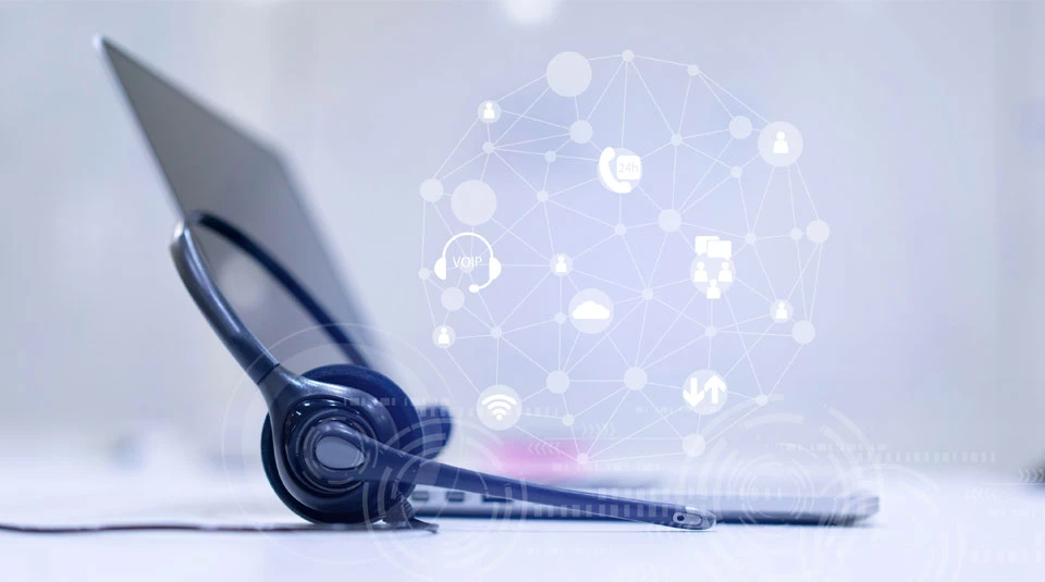 Cuffie da lavoro su un laptop rappresentano la Linea Valore+ TuttiMobili con accesso alla rete telefonica tradizionale e chiamate illimitate verso numeri fissi e mobili nazionali