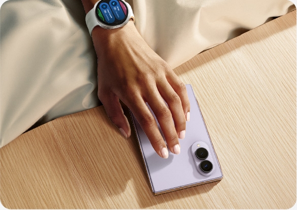 Mano con al polso Galaxy Watch9 nell'atto di prendere in mano Galaxy Z Fold8, per esprimere l'idea di ecosistema Galaxy.