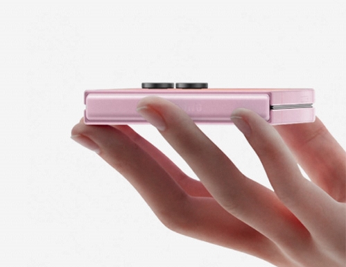 Uno smartphone può essere elegante e pratico allo stesso tempo? Galaxy Z Flip8 unisce un profilo sottile, un design leggero ma resistente, e un ampio schermo esterno per offrirti un’esperienza più immersiva anche quando è chiuso.