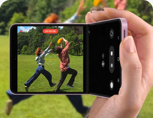 Posso girare video fluidi anche in movimento? Con Galaxy Z Flip8 impugni il telefono comodamente e mantieni i video stabili con Blocco orizzontale.
