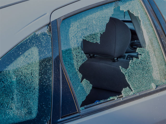 Finestrino d’auto rotto, segno evidente di furto del dispositivo.