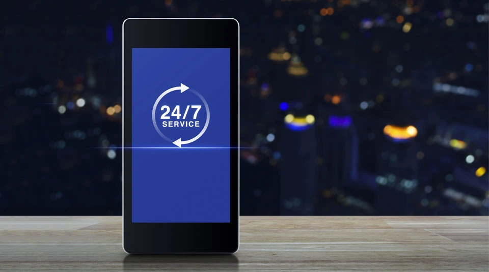 Cellulare con scritta 24/7 a indicare i servizi di reperibilità sempre attivi come la richiamata automatica e la notifica via SMS