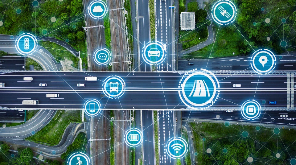 Rete di icone si sovrappone a strade riprese dall'alto e suggerisce una mobilità urbana intelligente e connessa