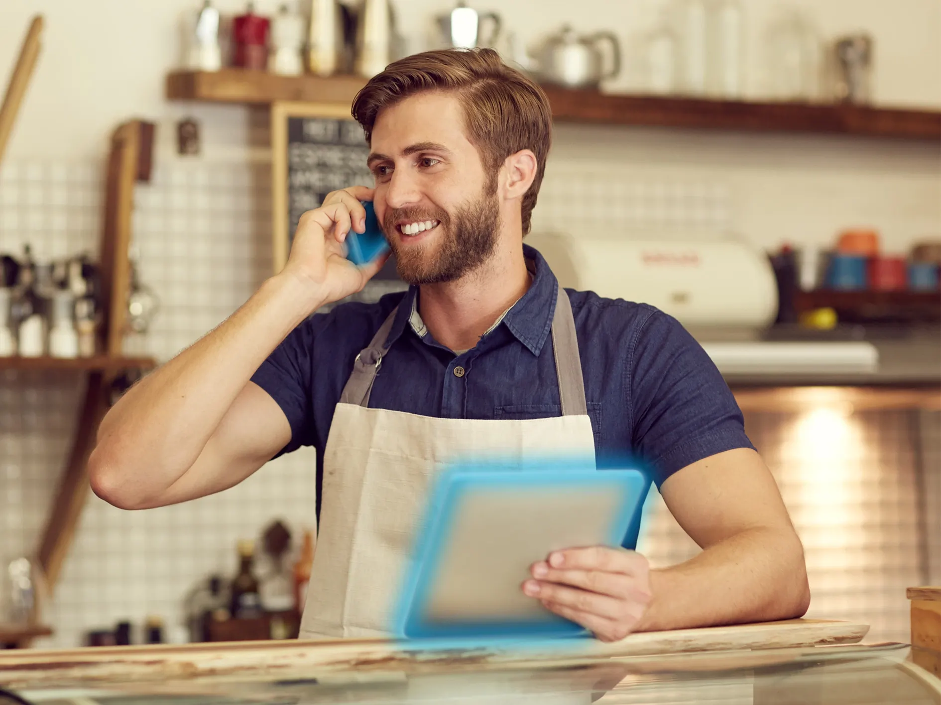 Ragazzo naviga sul tablet e parla al telefono con l'offerta di TIM fibra e mobile insieme