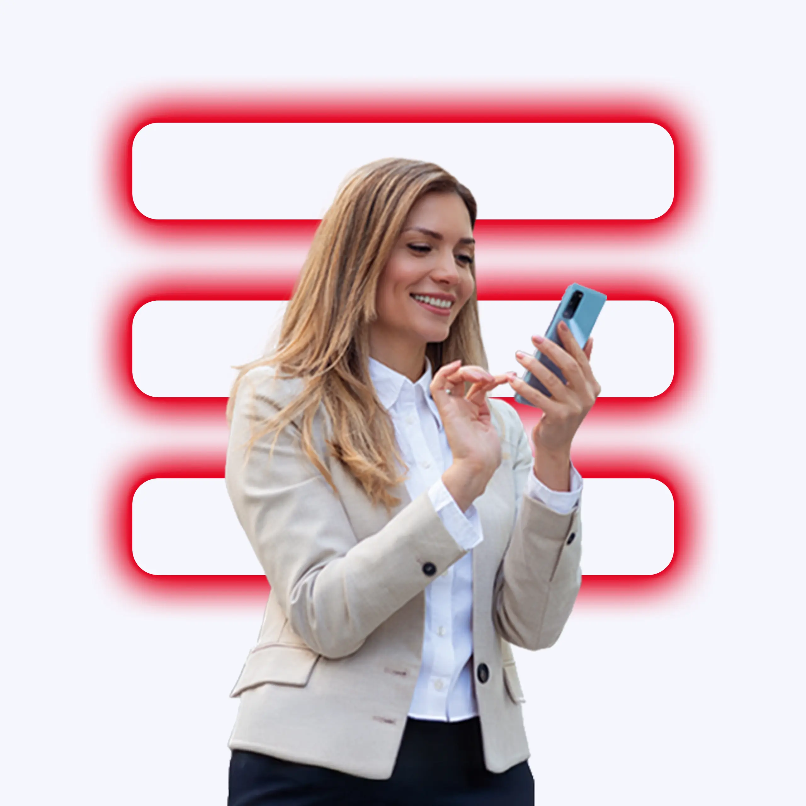 Donna sorridente guarda e lavora sul suo smartphone