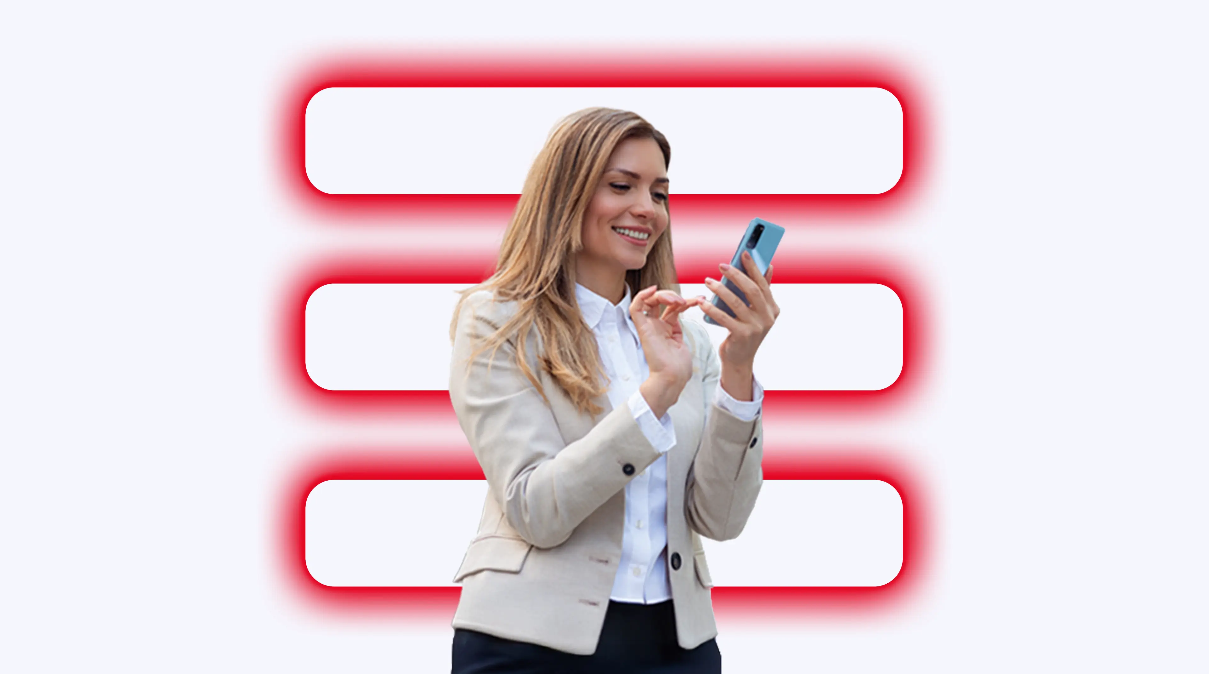 Donna sorridente guarda e lavora al suo smartphone