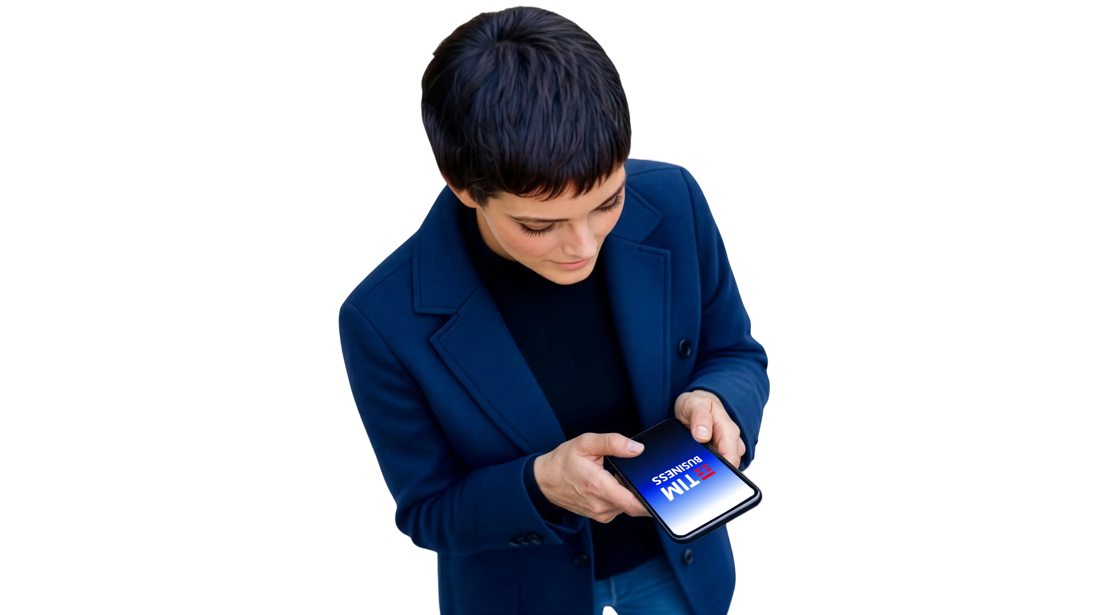 Donna manager in piedi guarda lo smartphone in un ufficio affollato grazie ai giga dell'offerta TIM 5G Power