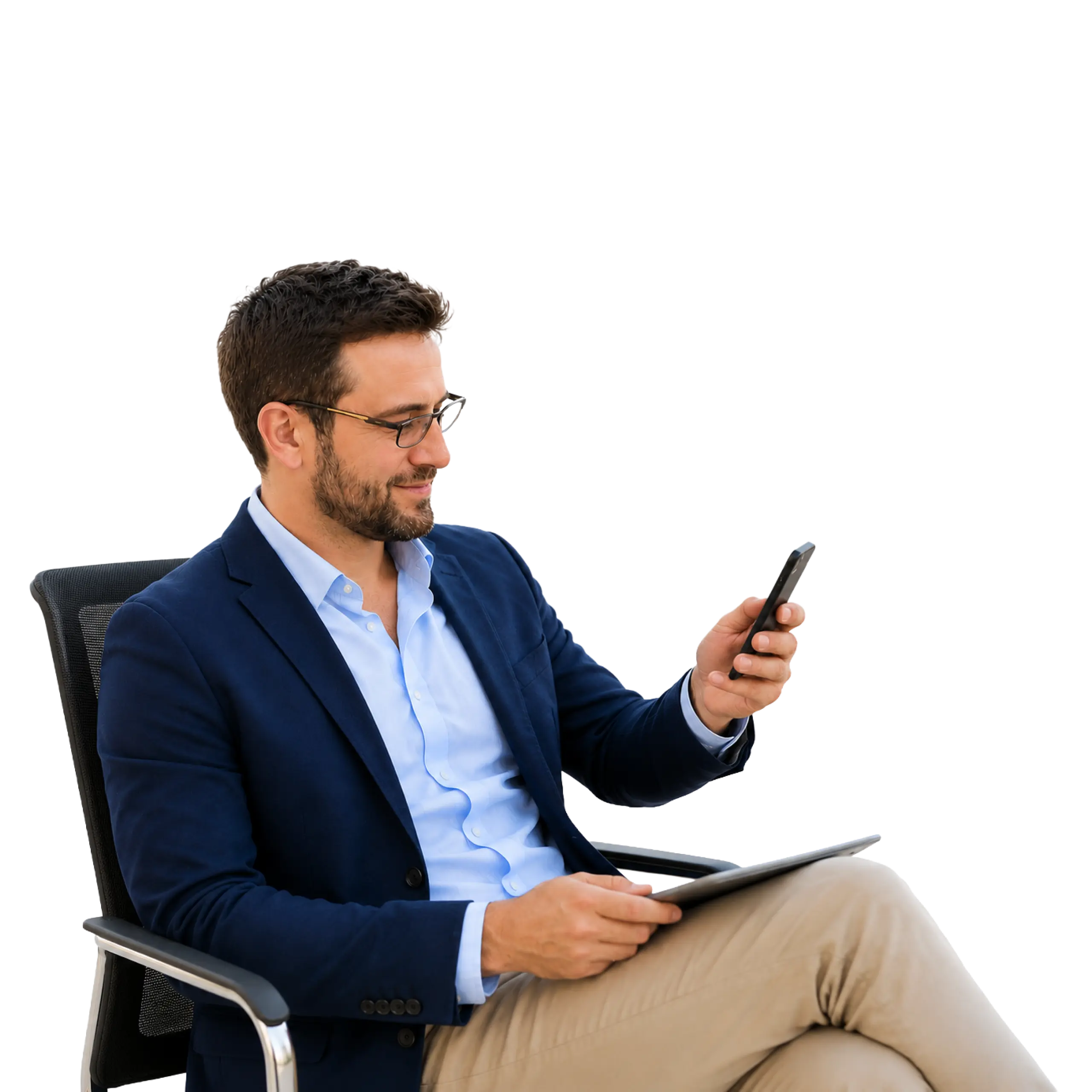 Uomo professionista utilizza uno smartphone all'aperto, mentre firma documenti digitali con la soluzione Firma Sicura Mobile di TIM
