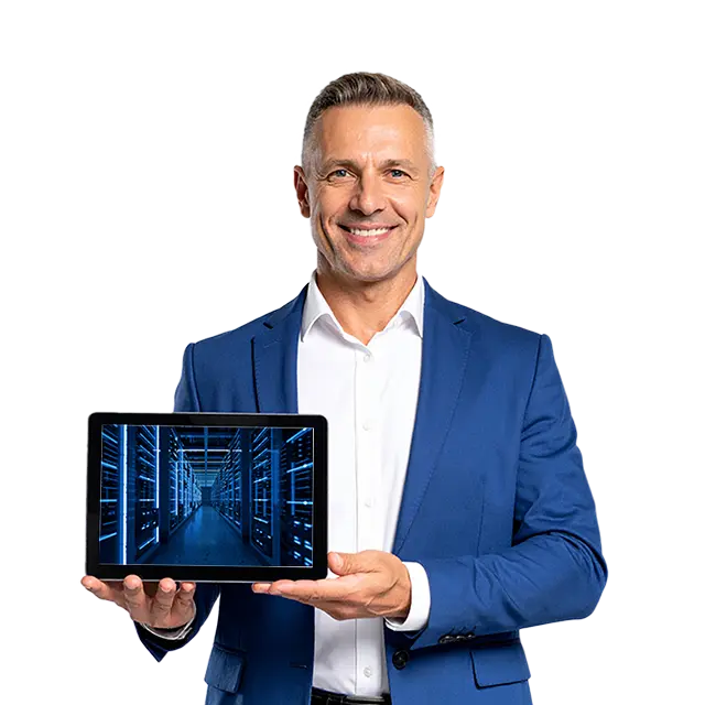 Professionista in abito blu sorride tenendo un tablet con l'immagine di un data center, sullo sfondo il logo stilizzato di TIM.