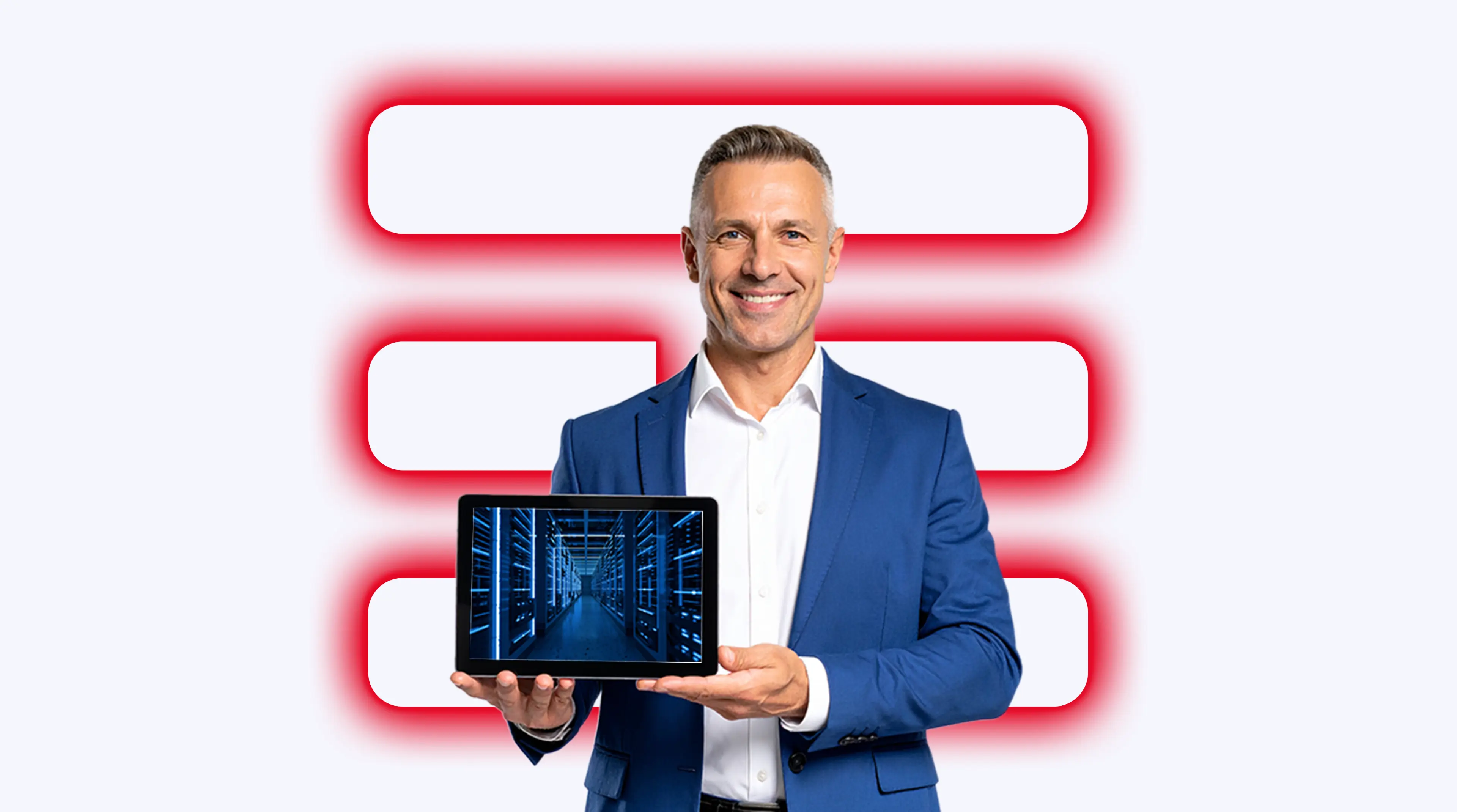 Professionista in abito blu sorride tenendo un tablet con l'immagine di un data center, sullo sfondo il logo stilizzato di TIM.