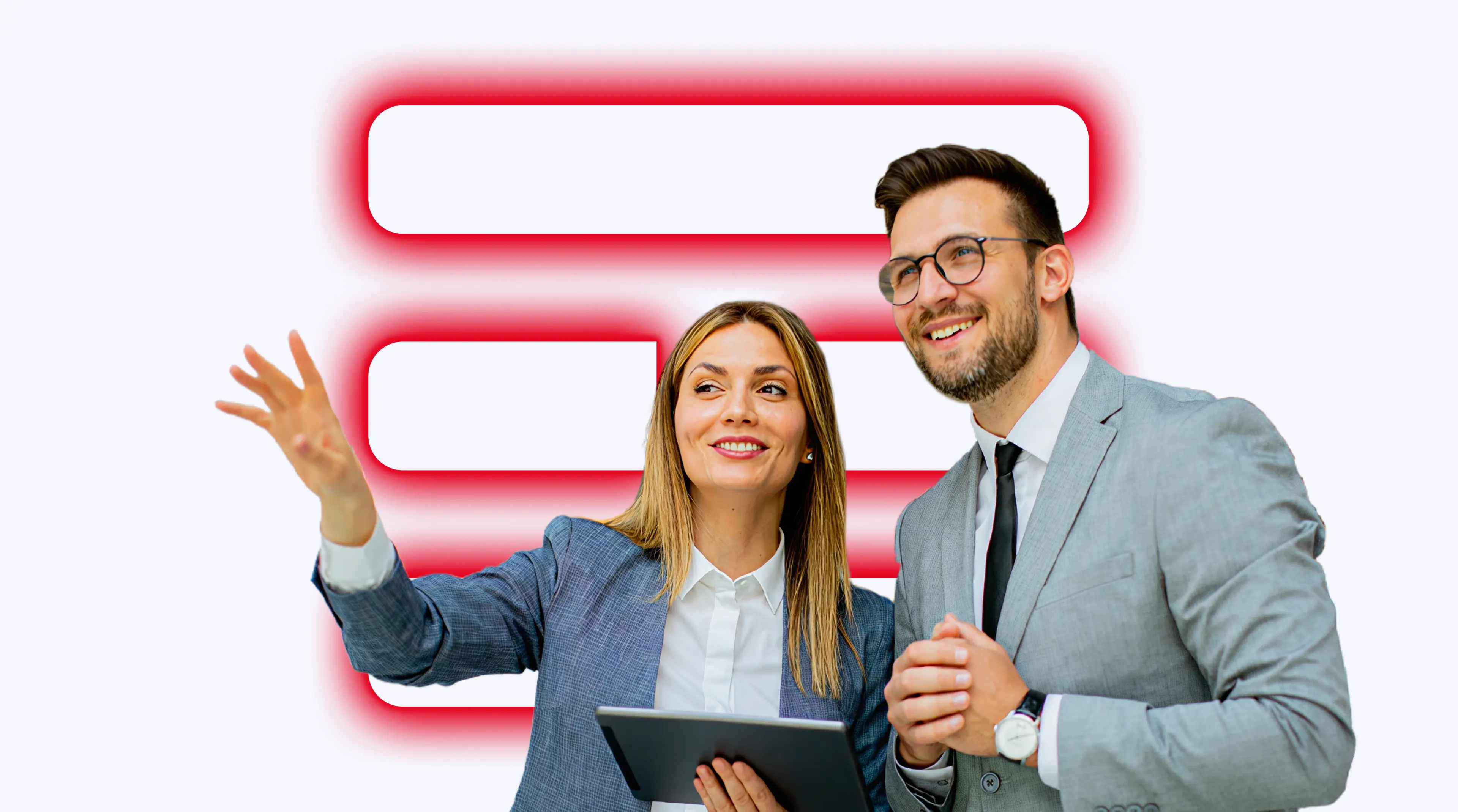 Due professionisti sorridenti e vestiti in abiti formali sono ritratti in primo piano. Sullo sfondo è visibile il logo di TIM.