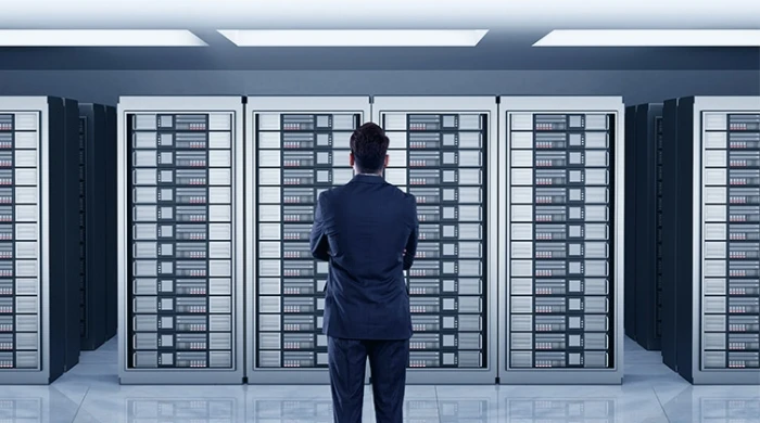 Professionista al lavoro in un data center TIM che ospita server...