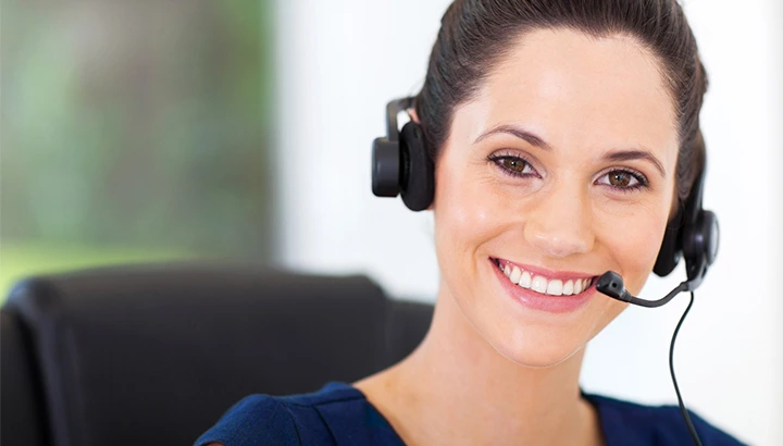 Operatrice sorridente al telefono con cuffie