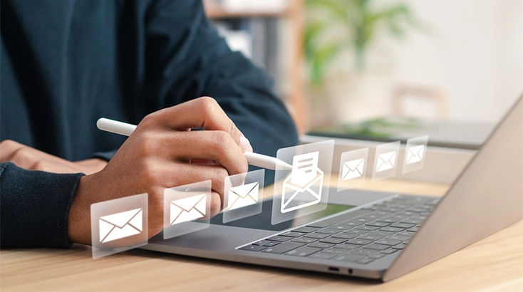 Uomo utilizza un laptop per gestire email
