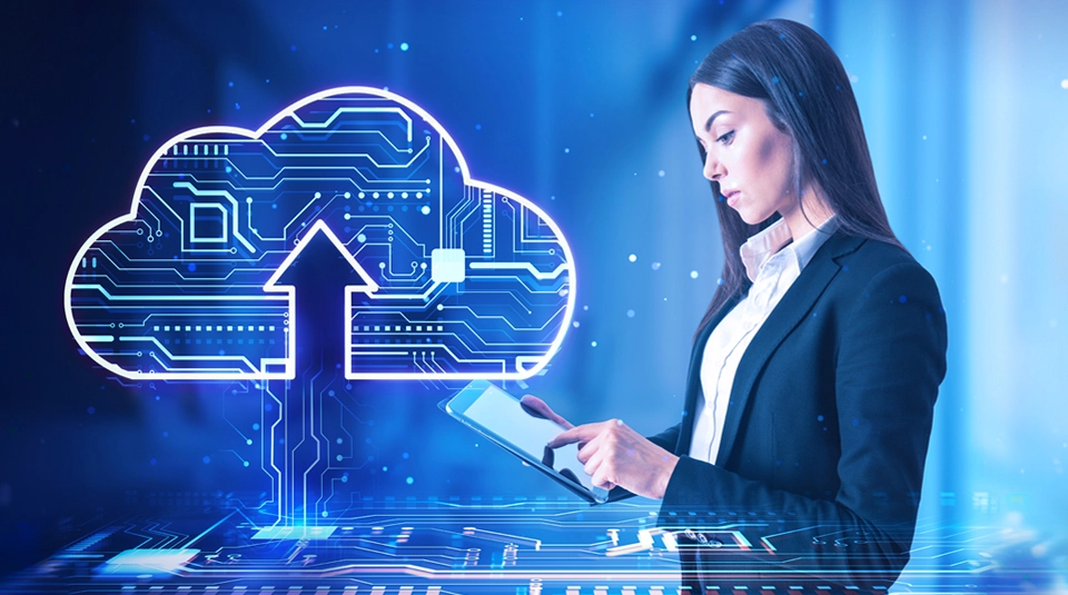 Donna al lavoro su un tablet con icona di cloud computing che rappresenta la soluzione TIM per la migrazione dati in partnership con Google Cloud Platform