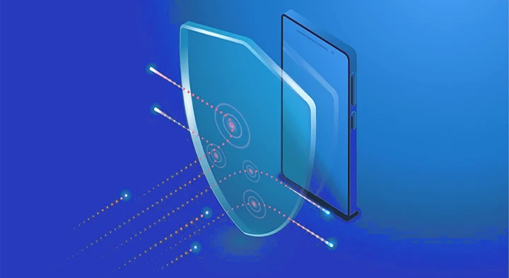 Dispositivo mobile protetto da uno scudo che rappresenta la sicurezza delle SIM aziendali contro le minacce informatiche durante la navigazione 