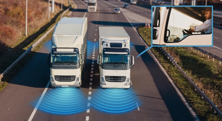 Camion bianchi in strada con sensori innovativi che migliorano la sicurezza stradale, prevenendo incidenti e monitorando gli angoli ciechi durante la guida