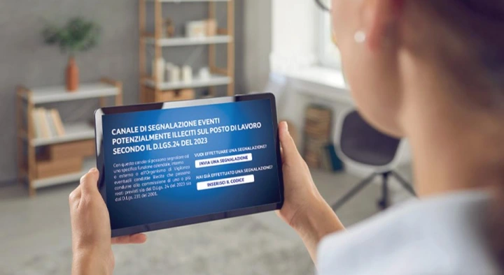 Donna al tablet utilizza la piattaforma informatica di TIM per segnalazioni whistleblowing, per denunciare condotte illecite sul luogo di lavoro in forma anonima