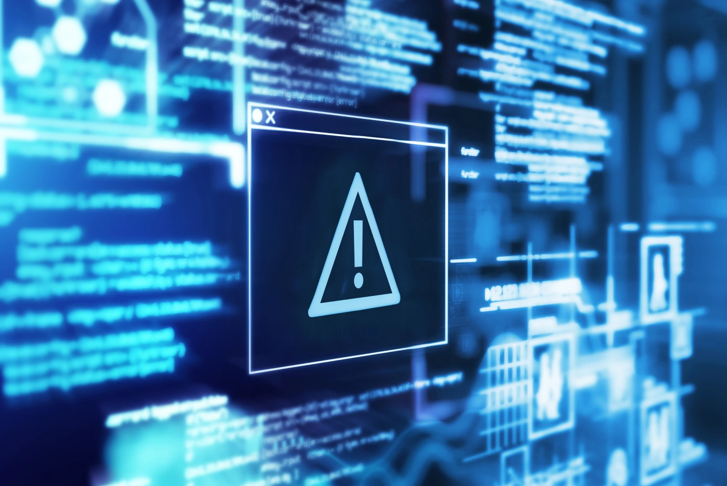 Segnale di avvertimento a forma di triangolo con punto esclamativo in mezzo a indicare i rischi informatici delle aziende a livello di cybersecurity