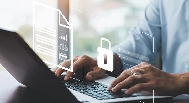 Uomo seduto davanti a un laptop accede a un sito compliant al GDPR nel rispetto della privacy e della cookie policy