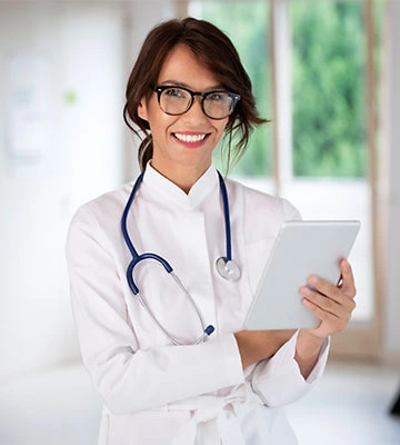 Donna medico con camice bianco e occhiali usa sul tablet strumenti di collaborazione e produttività cloud