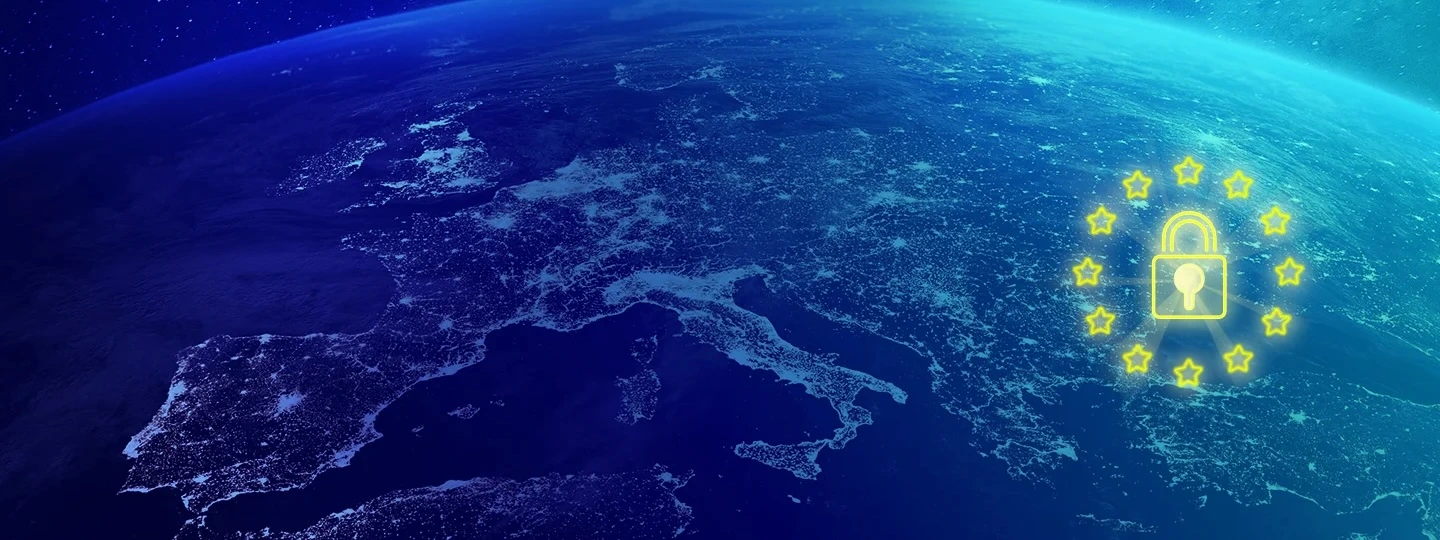 Vista aerea notturna di tutta Europa con un lucchetto luminoso al centro di un cerchio di stelle a rappresentare la Direttiva NIS2 sulla sicurezza informatica